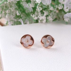 Mother of Pearl Stud Earring